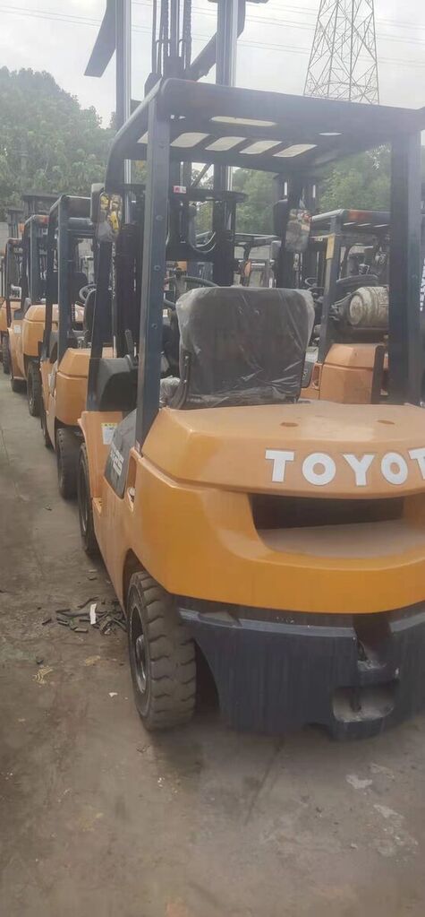 xe nâng động cơ diesel Toyota 7FD25 Forklift Made in Japan